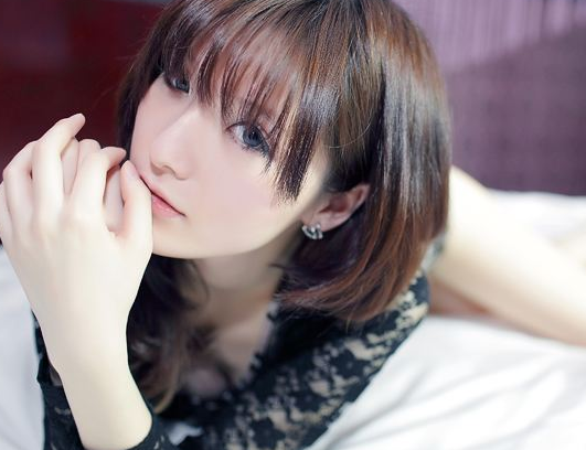 巨物紫红狰狞含吞吐  低胸长裙，性感优雅的美女