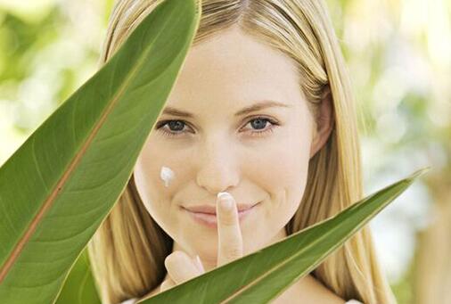 精华露用法 精华露能够给肌肤充足的营养