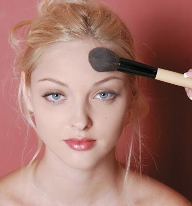 为什么化完妆鼻子上冒出白点