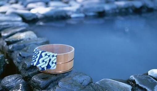 泡温泉吃什么最好？泡温泉要抓紧补水