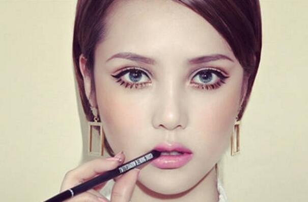 睫毛膏刷出迷人大眼睛 让眼睛看起来更有神