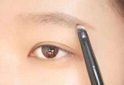 一盒眉粉搞定整个妆容 眉粉画出自然妆容