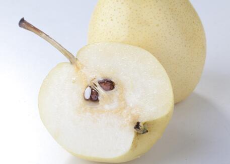 冰糖雪梨要去皮吗 梨子皮和梨子肉一样具有多种功效