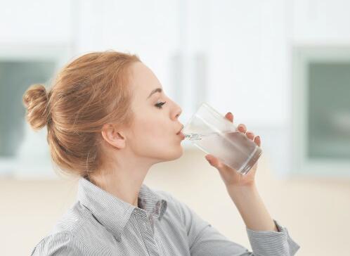 究竟怎么正确喝水排清宿便