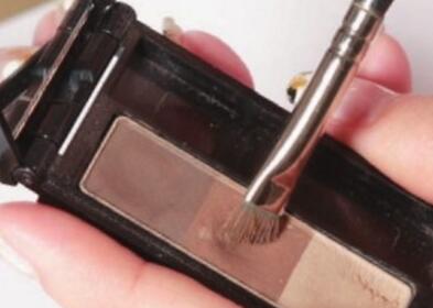 用眉粉塑造个性饱满自然双眉 顺手又好看