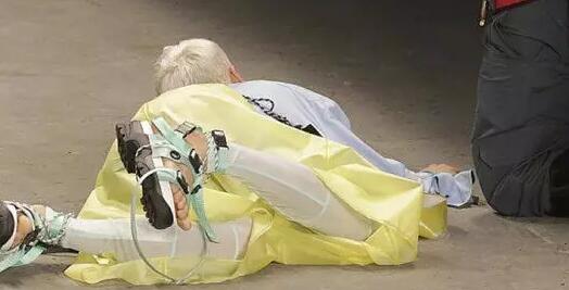 男模走秀时摔倒猝死 得知真相后被吓坏