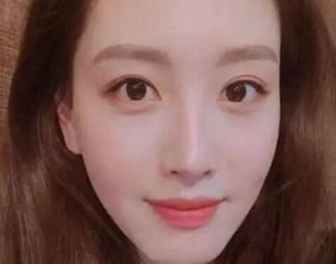 超快速的上班妆容 美丽的妆容必不可少