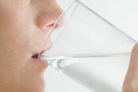 老年人刚洗完澡不能马上喝水