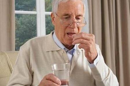 老年人吃药不可一把吞