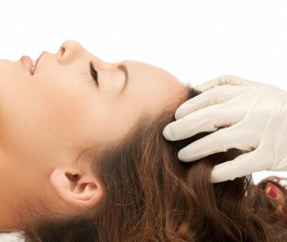 头皮屑结块还臭怎么办 学会这些让你不再烦恼遇