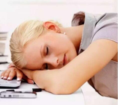午觉趴在桌子上睡好吗 在桌子上趴着睡觉容易压迫神经
