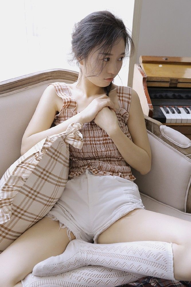 成 人 小 说爽文裸 肉|老夏将她果露的大白腿直接掰开