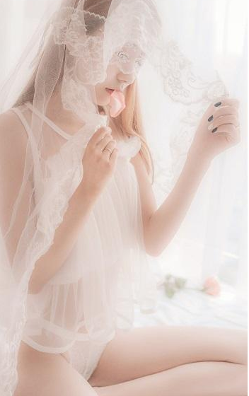 把她放在马背的玉势上_摸了又摸，只觉得一阵滑嫩