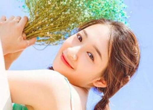 女生脸上总长痘 影响面部的美貌