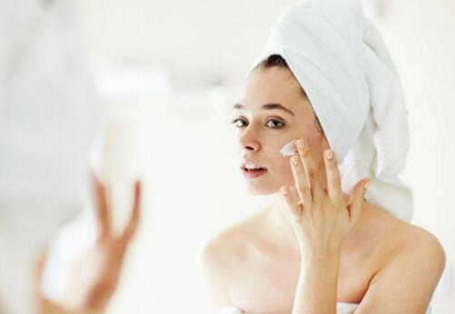 女生脸上容易出油 多是和体内激素有关