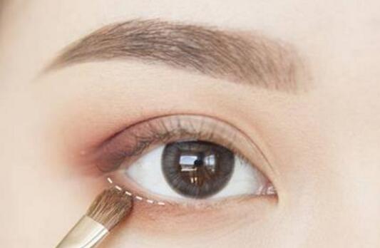 肿眼泡适合什么颜色的眼影 眼睛反应了一个人的精神面貌