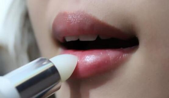 嘴唇干裂脱皮怎么办 分享一些日常护唇保湿的小方法