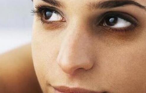 长期有黑眼圈是什么原因呢 有的休息几天黑眼圈就会变淡