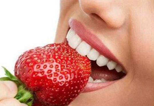女生牙齿黑黄不美观 教你快速变白的方法