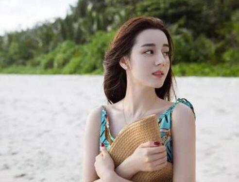 精致的面容 也抗不过颈部皱纹的衰老