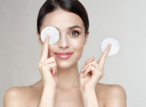 美白保湿水是洁面后的第一步 涂抹手法得当才能护肤