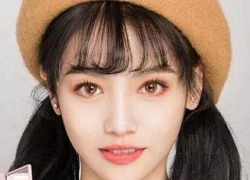 马思纯粉红妆容可爱满分 为妆容来增加气色