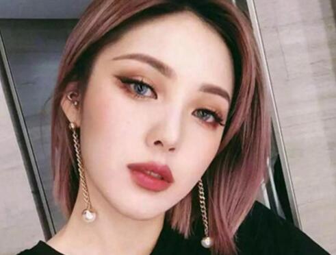 美妆蛋多种上妆方式 受到了很多女生的喜爱