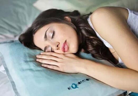 睡觉前看手机伤眼伤皮肤 会对视力造成危害