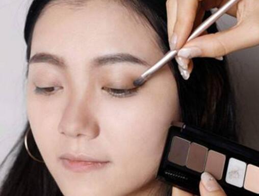 女生画好眼线靓丽迷人 闪亮眼眸还是非常重要