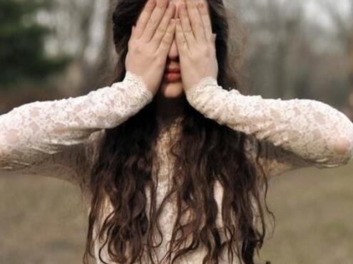 错误的坐姿会毁了女生的身材