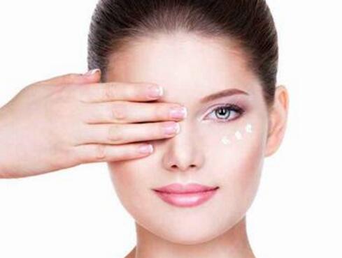 眼霜带来眼眸神采 方法不对形成脂肪粒