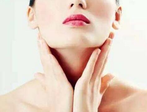 睡前做这个脸部运动 紧绷感好了才会更精致