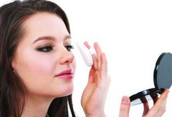 最大的皮肤问题就是皮肤干燥 补水时机要选对