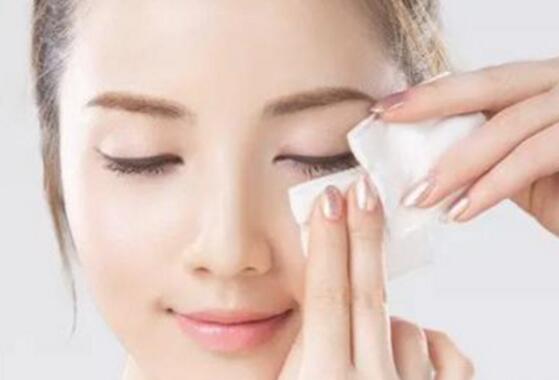 想要妆化得美 化妆工具你得清洗干净