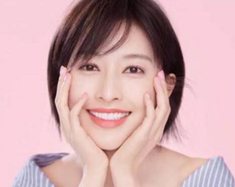 张俪逆生长美颜不惧时光 精致的五官显得尤为靓丽