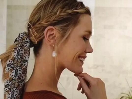 百变丝巾如何成为清爽发饰 远不会有枯燥的感觉