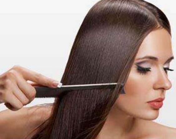 头发分叉很毛躁 看起来就特别营养不良