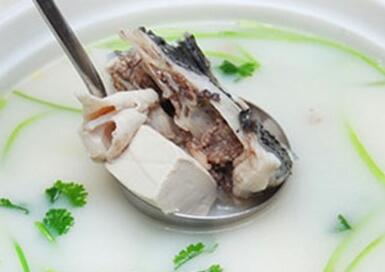 鱼汤怎么变白 乳白色鱼汤只需要这一步