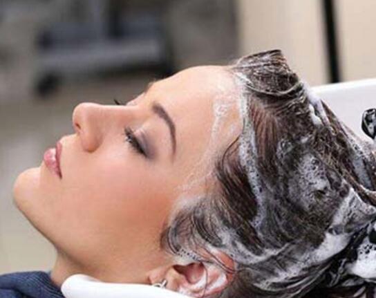 头发毛躁没光泽 可以试试用白醋洗头发