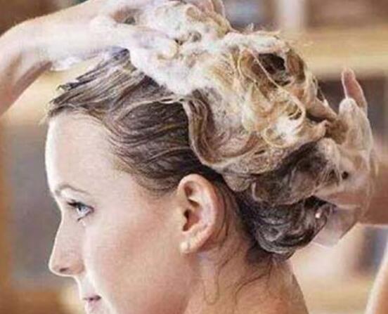 想要头发靓丽又柔顺 日常头发洗护的三个小技巧