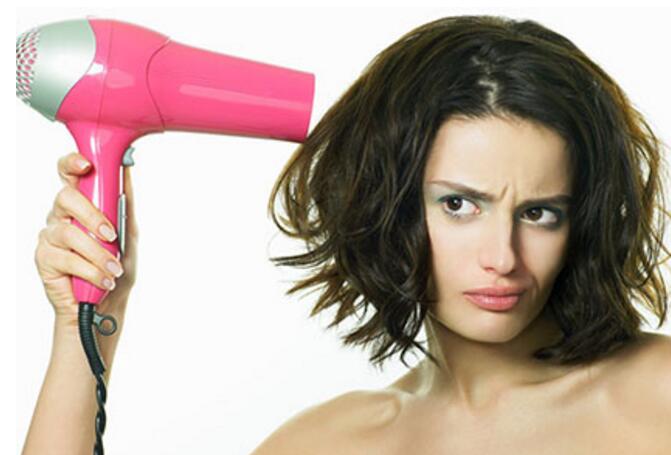 头发自然干要比吹干强 这些吹头发很伤发