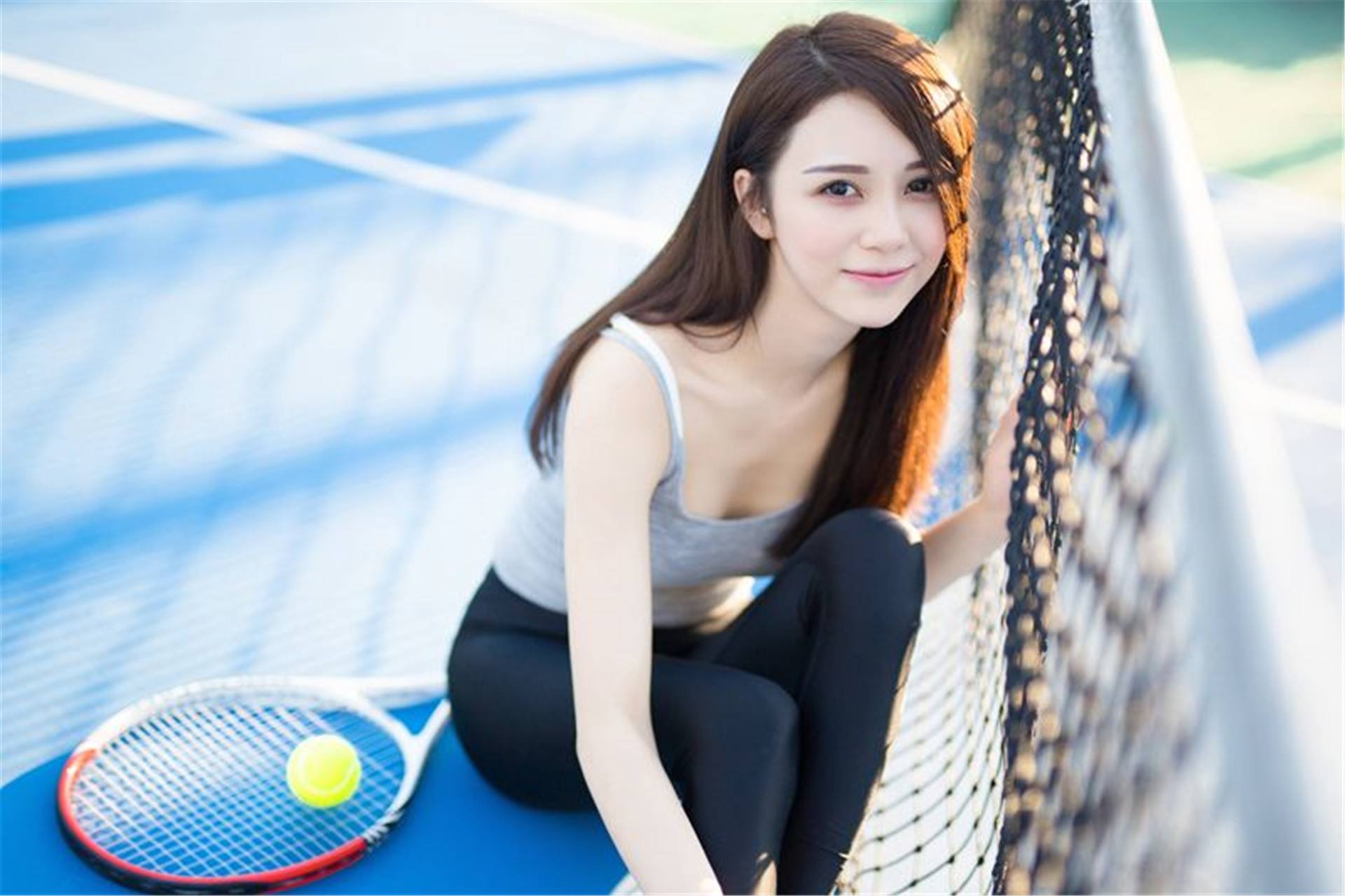 撅起屁股用手扒开bl|李玲玉摆出动人姿势