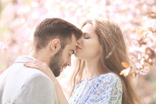 什么样的男人才能讨闷骚女人的喜欢呢