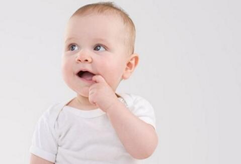 为什么孩子喜欢吃手指 大多都是这两点原因