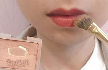 如何才能防止口红沾牙呢 教你3个小妙招