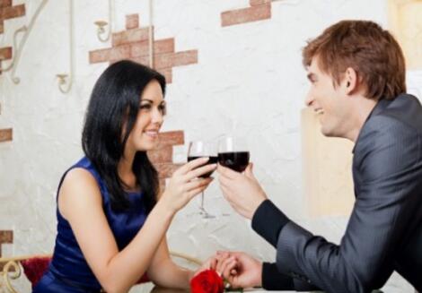 女友性格开朗喜欢和别的男人聊天 该怎么办