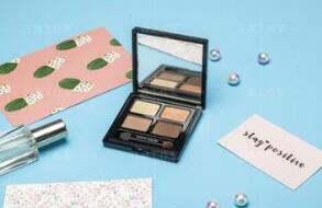 皮肤黑适合什么色号的眼影呢