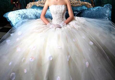 冬天结婚怕冷 教你婚纱这样穿