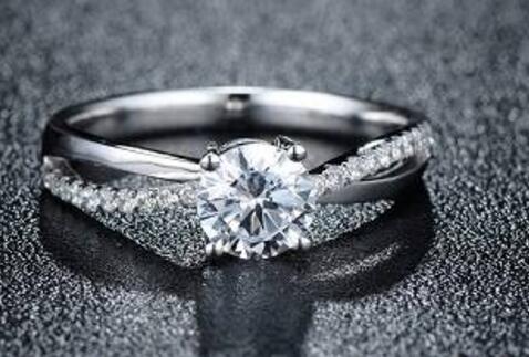 选择钻戒需要注意的事 钻石越白越好