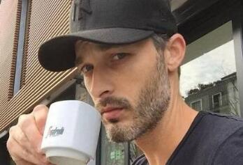 国外大叔模仿女生拍照 简直没朋友